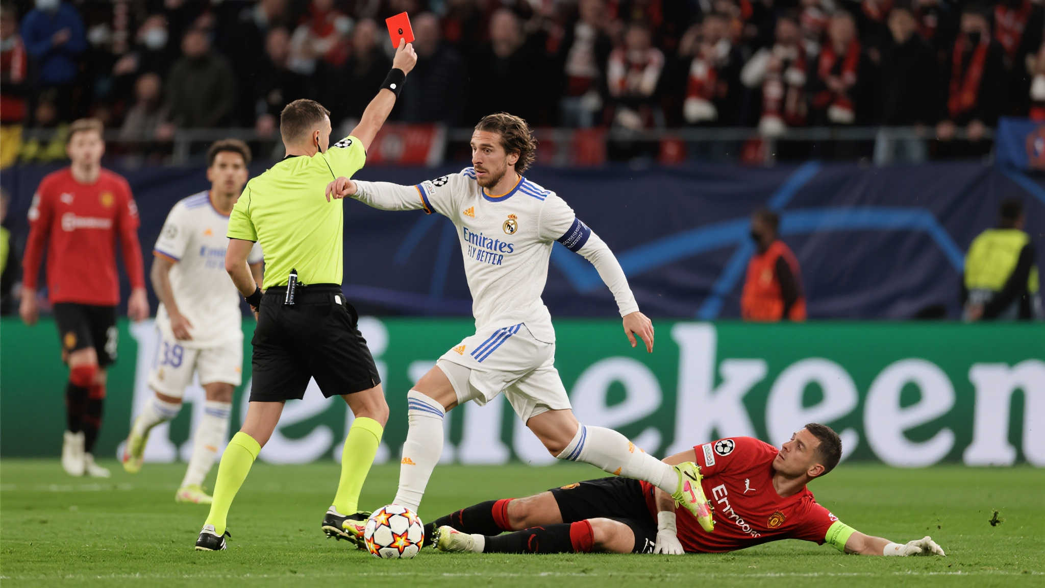 开局6分钟染红遭遇逆境!欧冠劲旅连轰3球逆天改命 比赛刚刚进入第6分钟,“欧冠霸主”球队出现了意想不